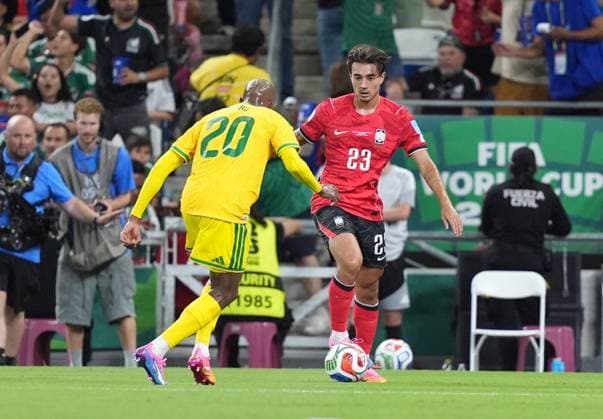 South Africa v South Korea - FIFA World Cup, WM, Weltmeisterschaft, Fussball 2026 - Group A MONTERREY, MEXICO - JUNE 24: Jens Castrop (23) of South Korea in action againstKhuliso Mudau (20) of South Africa during the 2026 FIFA World Cup First Stage Group A match between South Africa and South Korea at Estadio BBVA (Monterrey Stadium) in Monterrey, Mexico on June 24, 2026. Juancho Torres Anadolu Nuevo Leon Mexico. Editorial use only. Please get in touch for any other usage.  Copyright: x2026xAnadoluxJuanchoxTorresx