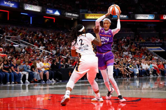 INDIANAPOLIS, IN - JUNE 24: Phoenix Mercury forward-guard DeWanna Bonner (24) battles to get around Indiana Fever forward Myisha Hines-Allen (2) in the first half of play during a WNBA, Basketball Damen, USA game between the Phoenix Mercury and the Indiana Fever on June 24, 2026 at Gainbridge Fieldhouse in Indianapolis, IN. (Photo by Jeffrey Brown Icon Sportswire) WNBA: JUN 24 Phoenix Mercury at Indiana Fever EDITORIAL USE ONLY Icon002626029