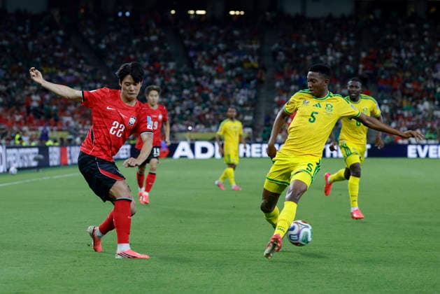 June 24, 2026, Guadalupe, Nuevo Leon, Mexico: S. Youngwoo (L) of Korea Republic battles for possession ball with T. Mbatha (R) of South Africa, during the match between South Africa and Korea Republic for the 3rd round of the group A of the FIFA World Cup, WM, Weltmeisterschaft, Fussball 2026, at Monterrey Stadium. Guadalupe Mexico - ZUMAo125 20260624_zip_o125_019 Copyright: xAntonioxOjedax