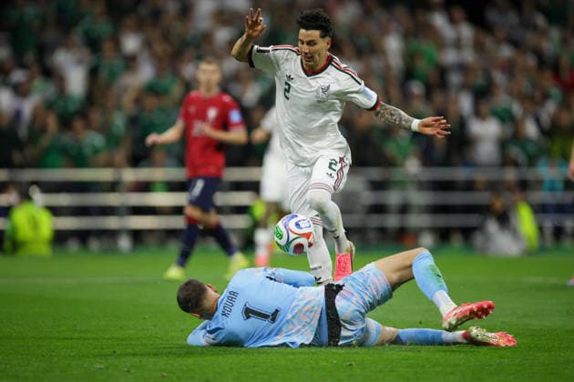 Czechia v Mexico - FIFA World Cup, WM, Weltmeisterschaft, Fussball 2026 - Group A MEXICO CITY, MEXICO - JUNE 24: Jorge Sanchez (2) of Mexico in action against Matej Kovar of Czechia during 2026 FIFA World Cup First Stage Group A match between Czechia and Mexico at Estadio Azteca (Mexico Stadium) in Mexico City, Mexico on June 24, 2026. Luciano Gonzalez Anadolu Mexico City Mexico. Editorial use only. Please get in touch for any other usage.  Copyright: x2026xAnadoluxLucianoxGonzalezx