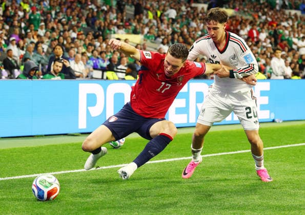 Czechia s Lukas Provod (17) fights for the ball with Mexico s Mateo Chavez in the second half of a FIFA World Cup, WM, Weltmeisterschaft, Fussball match at Mexico City Stadium in Mexico City, Mexico, on Wednesday, June 24, 2026.  MEX20260624813 CHRISTIANxBRUNSKILL