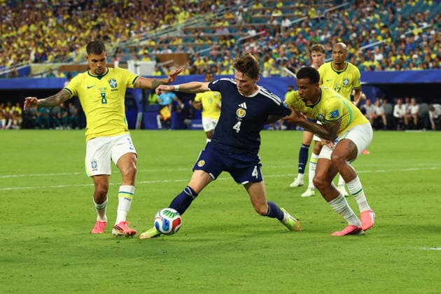 FIFA World Cup, WM, Weltmeisterschaft, Fussball 2026: Scotland v Brazil MIAMI, USA - 24th June 2026: Scott McTominay of Scotland holds off the challenge from Gabriel Magalhaes of Brazil during the FIFA World Cup 2026 Group C match between Scotland and Brazil at Miami Stadium Miami Miami Stadium United States of America Copyright: xCraigxMercerx xPeakxActionxPhotosx