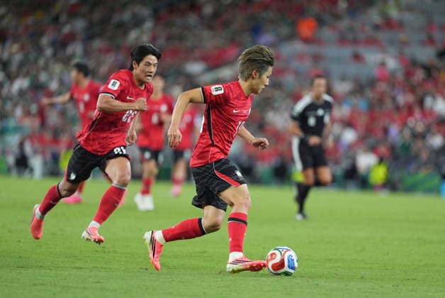 South Africa v South Korea - FIFA World Cup, WM, Weltmeisterschaft, Fussball 2026 - Group A MONTERREY, MEXICO - JUNE 24: Lee Kang-in (19) of South Korea in action during the 2026 FIFA World Cup First Stage Group A match between South Africa and South Korea at Estadio BBVA (Monterrey Stadium) in Monterrey, Mexico on June 24, 2026. Juancho Torres Anadolu Nuevo Leon Mexico. Editorial use only. Please get in touch for any other usage.  Copyright: x2026xAnadoluxJuanchoxTorresx