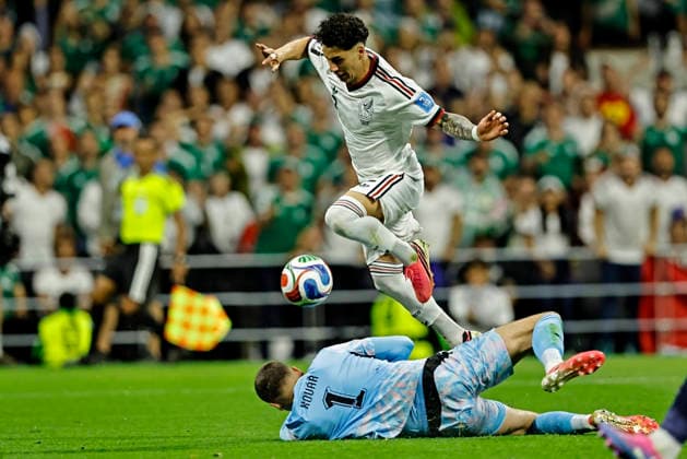 June 24, 2026, Mexico City, Mexico City, Mexico: Jorge Sanchez of Mexico battles for possession ball with goalkeeper Matej Kovar of Czech Republic during the match between Mexico and Czech Republic for the 3st round of the group A of the FIFA World Cup, WM, Weltmeisterschaft, Fussball 2026, at Mexico City Stadium, in Mexico City, Mexico on June 24. 2026. Photo: DiaEsportivo FIFA World Cup 2026, Mexico Vs Czech Republic, Mexico City, Mexico  - ZUMAh208 20260624_zsp_h208_016 Copyright: xHeulerxAndreyx