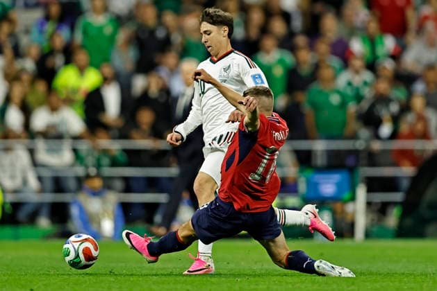 June 24, 2026, Mexico City, Mexico City, Mexico: Mateo ChoÂ¡vez of Mexico battles for possession ball with Michal Sadilek of Czech Republic during the match between Mexico and Czech Republic for the 3st round of the group A of the FIFA World Cup, WM, Weltmeisterschaft, Fussball 2026, at Mexico City Stadium, in Mexico City, Mexico on June 24. 2026. Photo: DiaEsportivo FIFA World Cup 2026, Mexico Vs Czech Republic, Mexico City, Mexico  - ZUMAh208 20260624_zsp_h208_017 Copyright: xHeulerxAndreyx