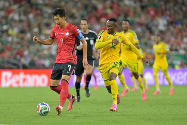 FIFA World Cup, WM, Weltmeisterschaft, Fussball 2026 - Group A - South Africa vs South Korea Thapelo Maseko (R) of South Africa in action against Son Heung-min (L) of South Korea of during the FIFA World Cup 2026 group stage match South Africa against South Korea in Monterrey, Mexico, 24 June 2026. Monterrey Mexico  Copyright: xMIGUELxSIERRAx