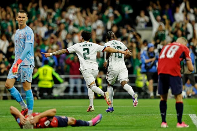 June 24, 2026, Mexico City, Mexico City, Mexico: Julian Quinones of Mexico celebrates after scoring the second goal of his team with Jorge Sanchez during the match between Mexico and Czech Republic for the 3st round of the group A of the FIFA World Cup, WM, Weltmeisterschaft, Fussball 2026, at Mexico City Stadium, in Mexico City, Mexico on June 24. 2026. Photo: DiaEsportivo Mexico City Mexico - ZUMAh208 20260624_zsp_h208_025 Copyright: xHeulerxAndreyx