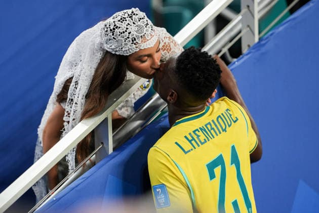 Luiz Henrique (R) of Brazil greets Tammy Parisoto at the end of a match during the FIFA World Cup, WM, Weltmeisterschaft, Fussball 2026 group stage match Scotland against Brazil at Hard Rock Stadium in Miami, United States, 24 June 2026. FIFA World Cup 2026 - Group C - Scotland vs. Brazil !ACHTUNG: NUR REDAKTIONELLE NUTZUNG!  Copyright: xAlbertoxBoalx GR4357 20260625-55020700679_1