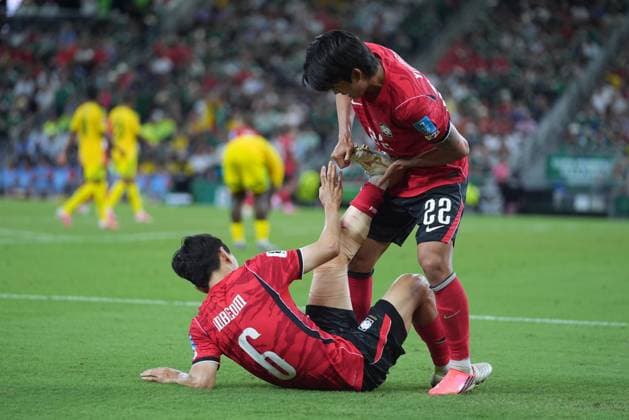 South Africa v South Korea - FIFA World Cup, WM, Weltmeisterschaft, Fussball 2026 - Group A MONTERREY, MEXICO - JUNE 24: Seol Young-woo (22) of South Korea helps his teammate Hwang In-beom (6) during the 2026 FIFA World Cup First Stage Group A match between South Africa and South Korea at Estadio BBVA (Monterrey Stadium) in Monterrey, Mexico on June 24, 2026. Juancho Torres Anadolu Nuevo Leon Mexico. Editorial use only. Please get in touch for any other usage.  Copyright: x2026xAnadoluxJuanchoxTorresx