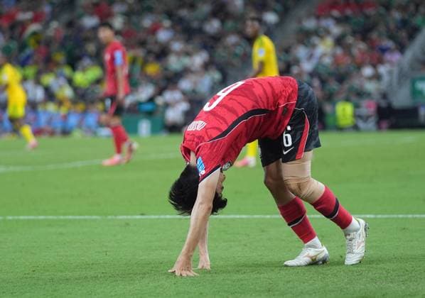 South Africa v South Korea - FIFA World Cup, WM, Weltmeisterschaft, Fussball 2026 - Group A MONTERREY, MEXICO - JUNE 24: Hwang In-beom (6) of South Korea falls down during the 2026 FIFA World Cup First Stage Group A match between South Africa and South Korea at Estadio BBVA (Monterrey Stadium) in Monterrey, Mexico on June 24, 2026. Juancho Torres Anadolu Nuevo Leon Mexico. Editorial use only. Please get in touch for any other usage.  Copyright: x2026xAnadoluxJuanchoxTorresx