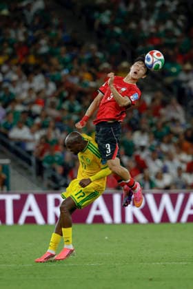 June 24, 2026, Guadalupe, Nuevo Leon, Mexico: L. Gihyuk (R) of Korea Republic battles for possession ball with E. Makgopa (L) of South Africa, during the match between South Africa and Korea Republic for the 3rd round of the group A of the FIFA World Cup, WM, Weltmeisterschaft, Fussball 2026, at Monterrey Stadium. Guadalupe Mexico - ZUMAo125 20260624_zip_o125_022 Copyright: xAntonioxOjedax