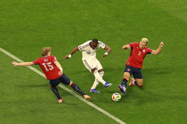 FIFA World Cup, WM, Weltmeisterschaft, Fussball 2026 - Group A - Czech Republic vs Mexico Pavel Sulc (L) and Tomas Holes (R) of Czech Republic in action against Julian Quinones (C) of Mexico during the FIFA World Cup 2026 group stage match Czech Republic against Mexico in Mexico City, Mexico, 24 June 2026. MEXICO CITY Mexico  Copyright: xMARIOxGUZMANx