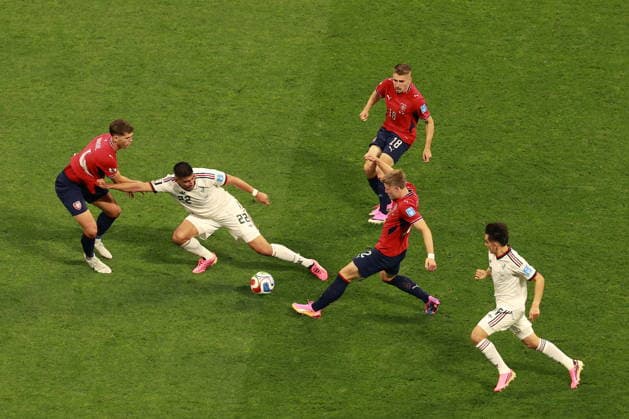 FIFA World Cup, WM, Weltmeisterschaft, Fussball 2026 - Group A - Czech Republic vs Mexico Robin Hranac (L) and Lukas Cerv (2-R) of Czech Republic in action against Guillermo Martinez (2-L) of Mexico during the FIFA World Cup 2026 group stage match Czech Republic against Mexico in Mexico City, Mexico, 24 June 2026. MEXICO CITY Mexico  Copyright: xMARIOxGUZMANx