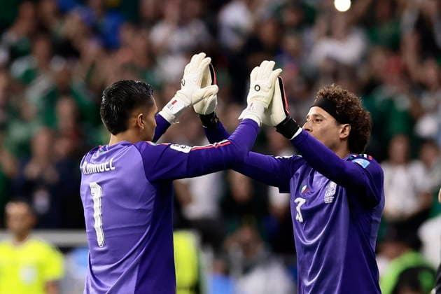 FIFA World Cup, WM, Weltmeisterschaft, Fussball 2026 - Group A - Czech Republic vs Mexico Raul Rangel (L) greets Guillermo Ochoa of Mexico during the FIFA World Cup 2026 group stage match Czech Republic against Mexico in Mexico City, Mexico, 24 June 2026. MEXICO CITY Mexico  Copyright: xJOSExMENDEZx
