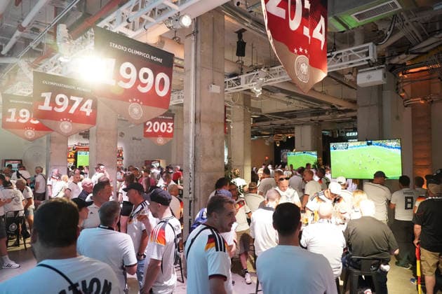 Party der Deutschen Fans im German House of Soccer - New York 24.06.2026: Times Square Fan Aufmarsch vor Deutschland gegen Ecuador *** German Fans Party at the German House of Soccer, New York, June 24, 2026: Times Square Fan March Ahead of Germany vs. Ecuador