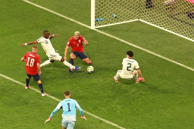 FIFA World Cup, WM, Weltmeisterschaft, Fussball 2026 - Group A - Czech Republic vs Mexico Julian Quinones (2-L) of Mexico scores a goal during the FIFA World Cup 2026 group stage match Czech Republic against Mexico in Mexico City, Mexico, 24 June 2026. MEXICO CITY Mexico  Copyright: xMARIOxGUZMANx