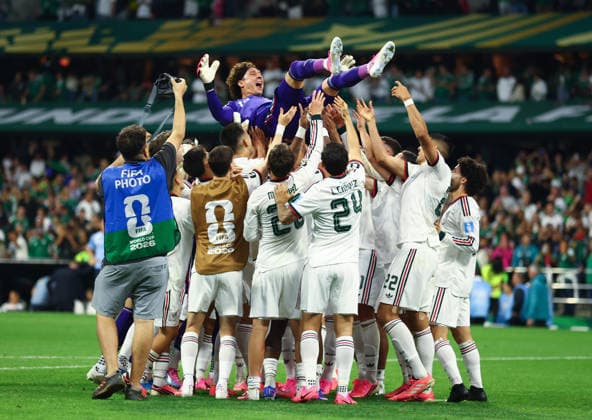 Mexico players throw goalkeeper Guillermo Ochoa in the air after defeating Czechia 3-0 in a FIFA World Cup, WM, Weltmeisterschaft, Fussball match at Mexico City Stadium in Mexico City, Mexico, on Wednesday, June 24, 2026.  MEX20260624821 CHRISTIANxBRUNSKILL