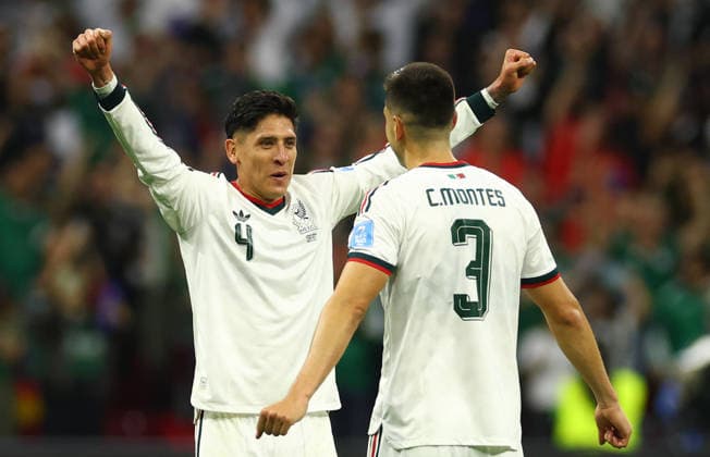 Mexico s Edson Alvarez (4) celebrates with teammate Cesar Montes after Mexico defeated Czechia 3-0 in a FIFA World Cup, WM, Weltmeisterschaft, Fussball match at Mexico City Stadium in Mexico City, Mexico, on Wednesday, June 24, 2026.  MEX20260624827 CHRISTIANxBRUNSKILL