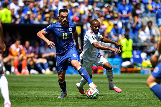 June 24, 2026: Bosnia and Herzegovina midfielder Ivan BaAÂ¡iÄ¡ (13) keeps the ball ahead of Qatar midfielder Ahmed Fatehi (20) during the FIFA World Cup, WM, Weltmeisterschaft, Fussball match between Bosnia - Herzegovina and Qatar in Seattle, WA.Bosnia - Herzegovina defeated Qatar 3-1. CSM Seattle United States - ZUMAc04_ 20260624_zma_c04_051 Copyright: xStevexFaberx