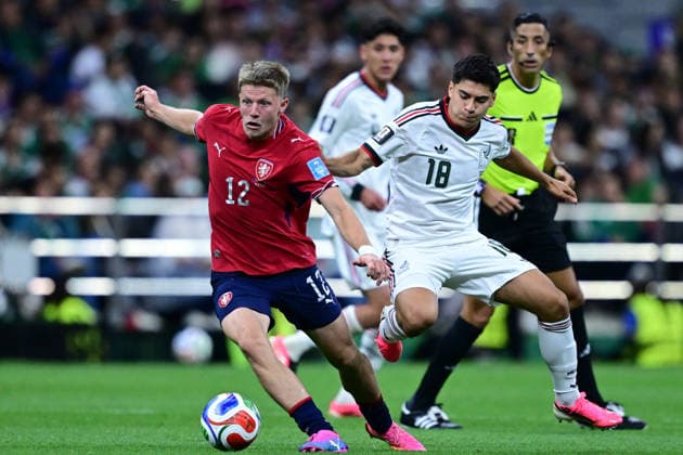 Lukas Cerv of Czechia (L) runs with the ball under pressure from Obed Vargas of Mexico (R) during a FIFA Men’s World Cup 2026 Group Stage football match between Czechia and Mexico at Mexico City Stadium, in Mexico City on June 24th 2026 (Photo by Nayra Halm SPP)  Copyright: xNayraxHalm SPPx Sportspressphoto_SPR176123