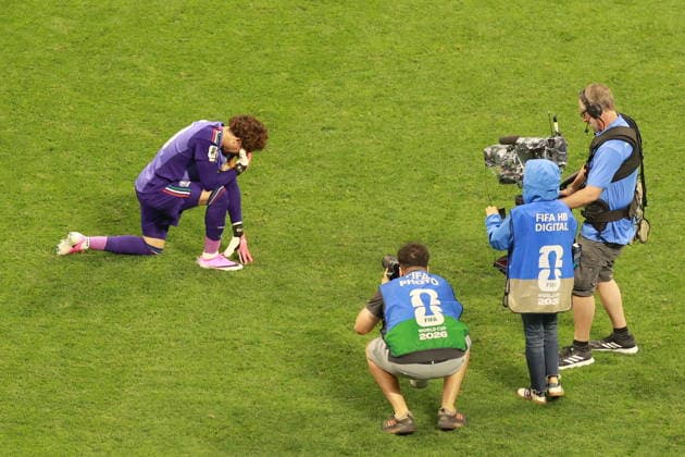 FIFA World Cup, WM, Weltmeisterschaft, Fussball 2026 - Group A - Czech Republic vs Mexico Guillermo Ochoa (L) of Mexico reacts at the end of a FIFA World Cup 2026 group stage match between Czech Republic and Mexico in Mexico City, Mexico, 24 June 2026. MEXICO CITY Mexico  Copyright: xMARIOxGUZMANx