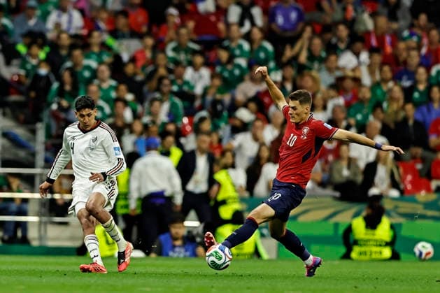 June 24, 2026, Mexico City, Mexico City, Mexico: Edson Alvarez of Mexico battles for possession ball with Patrik Schick of Czech Republic during the match between Mexico and Czech Republic for the 3st round of the group A of the FIFA World Cup, WM, Weltmeisterschaft, Fussball 2026, at Mexico City Stadium, in Mexico City, Mexico on June 24. 2026. Photo: DiaEsportivo FIFA World Cup 2026, Mexico Vs Czech Republic, Mexico City, Mexico  - ZUMAh208 20260624_zsp_h208_031 Copyright: xHeulerxAndreyx