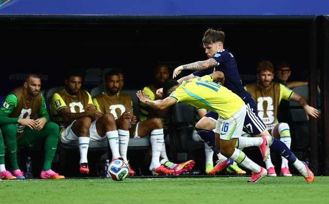 Ben Gannon-Doak of Scotland competes for the ball with Douglas Santos of Brazil Scotland v Brazil, 2026 FIFA World Cup, WM, Weltmeisterschaft, Fussball Group C, Football, Miami Stadium, Miami, Florida, USA - 24 Jun 2026Miami Miami Stadium Florida (FL) United States of America EDITORIAL USE ONLY No use with unauthorised audio, video, data, fixture lists, club league logos or live services. Online in-match use limited to 120 images, no video emulation. No use in betting, games or single club league player publications.  Copyright: xMichaelxZemanek Shutterstockx 16956031ga