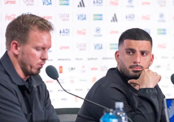 FIFA World Cup, WM, Weltmeisterschaft, Fussball 2026: Deniz Undav (Germany, 26) schaut Julian Nagelsmann (Germany, Coach) an bei der Pressekonferenz vor dem dritten WM-Gruppenspiel Ecuador - Deutschland in New York New Jersey Stadium in East Rutherford, New Jersey, USA. 24.06.2026 *** 2026 FIFA World Cup: Deniz Undav (Germany), 26, looks at Julian Nagelsmann, Germany s coach, during the press conference ahead of the third World Cup group stage match between Ecuador and Germany at New Jersey Stadium in East Rutherford, New Jersey, USA, on June 24, 2026 Copyright: HMBxMedia xMarcoxBader