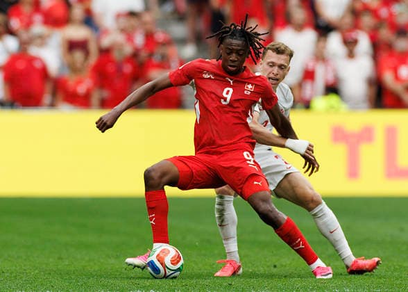 June 24, 2026, Vancouver, British Columbia, Canada: Johan Manzambi 9 of Switzerland is challenged by Alistair Johnston 2 of Canada during the FIFA World Cup, WM, Weltmeisterschaft, Fussball 2026 Group B match between Switzerland and Canada at BC Place Vancouver. Vancouver Canada - ZUMAc132 20260624_fap_c132_034 Copyright: xAndrewxChinx