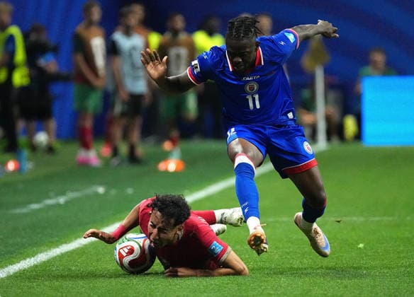 (260625) -- ATLANTA, June 25, 2026 -- Louicius Deedson (R) of Haiti competes during the group C match between Morocco and Haiti at the 2026 FIFA World Cup, WM, Weltmeisterschaft, Fussball at Atlanta Stadium in Atlanta, the United States, June 24, 2026. ) (SP)U.S.-ATLANTA-FOOTBALL-FIFA WORLD CUP-GROUP C-MAR VS HTI JuxHuanzong 