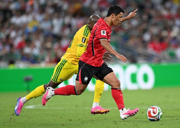 (260625) -- MONTERREY, June 25, 2026 -- Hwang Hee-chan (R) of South Korea competes during a group A match between South Africa and South Korea at the 2026 FIFA World Cup, WM, Weltmeisterschaft, Fussball at Estadio Monterrey in Monterrey, Mexico, on June 24, 2026. ) (SP)MEXICO-MONTERREY-FOOTBALL-FIFA WORLD CUP-GROUP A-RSA VS KOR WuxWei 