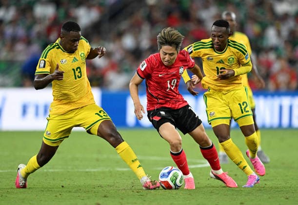 (260625) -- MONTERREY, June 25, 2026 -- Lee Kang-in (C) of South Korea vies with Sphephelo Sithole (L) and Thapelo Maseko of South Africa during a group A match between South Africa and South Korea at the 2026 FIFA World Cup, WM, Weltmeisterschaft, Fussball at Estadio Monterrey in Monterrey, Mexico, on June 24, 2026. ) (SP)MEXICO-MONTERREY-FOOTBALL-FIFA WORLD CUP-GROUP A-RSA VS KOR WuxWei 