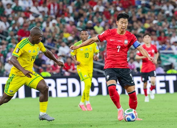 FIFA World Cup, WM, Weltmeisterschaft, Fussball 2026 - Group A - South Africa vs South Korea Second-half substitute Son Heung-min (R) of South Korea plays in a World Cup Group A football match between South Korea and South Africa at Estadio Monterrey in Monterrey, Mexico, 24 June 2026. Monterrey Mexico  Copyright: xYONHAPx
