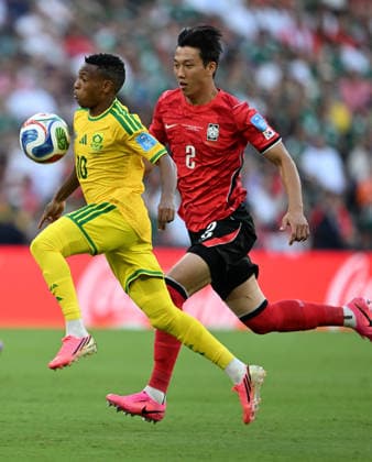 (260625) -- MONTERREY, June 25, 2026 -- Relebohile Mofokeng (L) of South Africa vies with Lee Han-beom of South Korea during a group A match between South Africa and South Korea at the 2026 FIFA World Cup, WM, Weltmeisterschaft, Fussball at Estadio Monterrey in Monterrey, Mexico, on June 24, 2026. ) (SP)MEXICO-MONTERREY-FOOTBALL-FIFA WORLD CUP-GROUP A-RSA VS KOR WuxWei 
