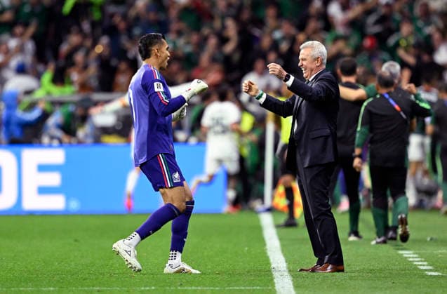 (260625) -- MEXICO CITY, June 25, 2026 -- Mexico s head coach Javier Aguirre (R) interacts with goalkeeper Raul Rangel during a group A match between the Czech Republic and Mexico at the 2026 FIFA World Cup, WM, Weltmeisterschaft, Fussball at Mexico City Stadium in Mexico City, Mexico, June 24, 2026. ) (SP)MEXICO-MEXICO CITY-FOOTBALL-FIFA WORLD CUP-GROUP A-CZE VS MEX LixMuzi 