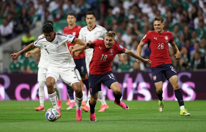 (260625) -- MEXICO CITY, June 25, 2026 -- Luis Romo (L, front) of Mexico vies with Michal Sadilek of the Czech Republic (R, front) during a group A match between the Czech Republic and Mexico at the 2026 FIFA World Cup, WM, Weltmeisterschaft, Fussball at Mexico City Stadium in Mexico City, Mexico, June 24, 2026. (Photo by Xinhua) (SP)MEXICO-MEXICO CITY-FOOTBALL-FIFA WORLD CUP-GROUP A-CZE VS MEX FranciscoxCanedo 