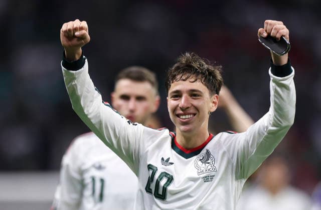 (260625) -- MEXICO CITY, June 25, 2026 -- Mateo Chavez (R) of Mexico gestures after a group A match between the Czech Republic and Mexico at the 2026 FIFA World Cup, WM, Weltmeisterschaft, Fussball at Mexico City Stadium in Mexico City, Mexico, June 24, 2026. (Photo by Xinhua) (SP)MEXICO-MEXICO CITY-FOOTBALL-FIFA WORLD CUP-GROUP A-CZE VS MEX FranciscoxCanedo 