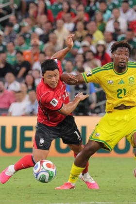 FIFA World Cup, WM, Weltmeisterschaft, Fussball 2026 - Group A - South Africa vs South Korea South Korea s Hwang Hee-chan (L) is challenged by South Africa s Ime Okon (R) during the first half of a World Cup Group A football match between South Korea and South Africa at Estadio Monterrey in Monterrey, Mexico, 24 June 2026. Monterrey Mexico  Copyright: xYONHAPx
