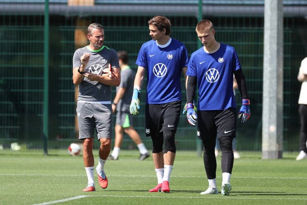 VfL Trainingsauftakt Wolfsburg, 24.06.2026, Fußball, Herren, Saison 2026 2027, 2. BL, VfL Wolfsburg, Trainingsauftakt. Torwarttrainer Pascal Formann (VfL Wolfsburg), Torwart Jakub Zielinski (VfL Wolfsburg), Torwart Henrik Fehr (VfL Wolfsburg). Niedersachsen Deutschland *** VfL Wolfsburg Kicks Off Training, June 24, 2026, Soccer, Men s, 2026–2027 Season, 2. Bundesliga, VfL Wolfsburg, Start of Training: Goalkeeper Coach Pascal Formann (VfL Wolfsburg), Goalkeeper Jakub Zielinski (VfL Wolfsburg), Goalkeeper Henrik Fehr (VfL Wolfsburg), Lower Saxony, Germany
