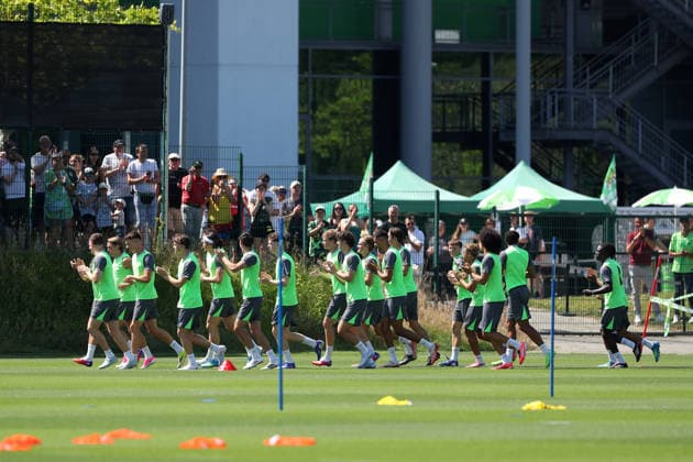 VfL Trainingsauftakt Wolfsburg, 24.06.2026, Fußball, Herren, Saison 2026 2027, 2. BL, VfL Wolfsburg, Trainingsauftakt. VfL Wolfsburg Mannschaft begrüßt die Fans. Niedersachsen Deutschland *** VfL Training Camp Kickoff Wolfsburg, June 24, 2026, Soccer, Men s, 2026–2027 Season, 2. Bundesliga, VfL Wolfsburg, Training Camp Kickoff: VfL Wolfsburg Team Welcomes Fans in Lower Saxony, Germany