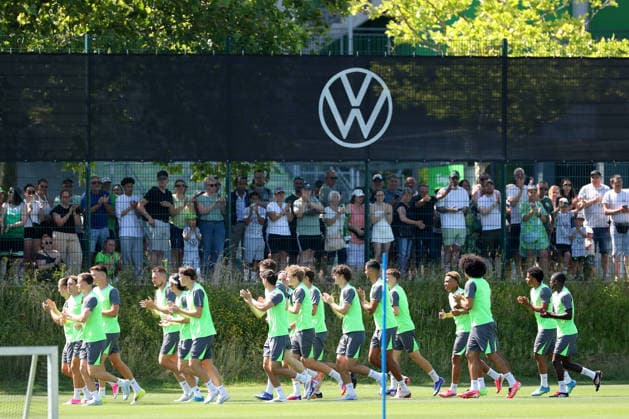 VfL Trainingsauftakt Wolfsburg, 24.06.2026, Fußball, Herren, Saison 2026 2027, 2. BL, VfL Wolfsburg, Trainingsauftakt. VfL Wolfsburg Mannschaft begrüßt die Fans. Niedersachsen Deutschland *** VfL Training Camp Kickoff Wolfsburg, June 24, 2026, Soccer, Men s, 2026–2027 Season, 2. Bundesliga, VfL Wolfsburg, Training Camp Kickoff: VfL Wolfsburg Team Welcomes Fans in Lower Saxony, Germany