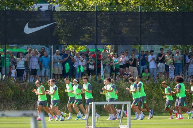 VfL Trainingsauftakt Wolfsburg, 24.06.2026, Fußball, Herren, Saison 2026 2027, 2. BL, VfL Wolfsburg, Trainingsauftakt. VfL Wolfsburg Mannschaft begrüßt die Fans. Niedersachsen Deutschland *** VfL Training Camp Kickoff Wolfsburg, June 24, 2026, Soccer, Men s, 2026–2027 Season, 2. Bundesliga, VfL Wolfsburg, Training Camp Kickoff: VfL Wolfsburg Team Welcomes Fans in Lower Saxony, Germany