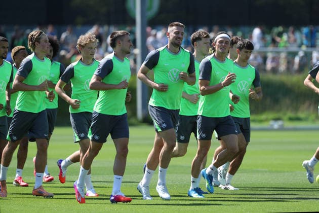 VfL Trainingsauftakt Wolfsburg, 24.06.2026, Fußball, Herren, Saison 2026 2027, 2. BL, VfL Wolfsburg, Trainingsauftakt. Kilian Fischer (VfL Wolfsburg), Hauke Wahl (VfL Wolfsburg), Fabian Reese (VfL Wolfsburg) Niedersachsen Deutschland *** VfL Training Camp Kickoff Wolfsburg, June 24, 2026, Soccer, Men s, 2026–2027 Season, 2. Bundesliga, VfL Wolfsburg, Training Camp Kickoff Kilian Fischer VfL Wolfsburg, Hauke Wahl VfL Wolfsburg, Fabian Reese VfL Wolfsburg, Lower Saxony, Germany