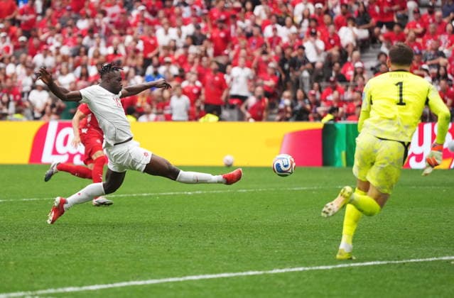 June 24, 2026, Vancouver, Bc, CANADA: Canada s Promise David (24) scores on Switzerland goalkeeper Gregor Kobel (1) during the second half of a World Cup Group B soccer match, in Vancouver, on Wednesday, June 24, 2026. Canada News - June 24, 2026  - ZUMAc35_ 20260624_zaf_c35_297 Copyright: xDarrylxDyckx
