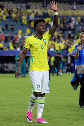 MIAMI GARDENS, FL - JUNE 24: Vinicius Junior 7 of Brazil waves to the supporters at the end of a FIFA World Cup, WM, Weltmeisterschaft, Fussball 2026 Group C match between Scotland and Brazil on June 24,2026 at Miami Stadium, in Miami Gardens, Fla.(Photo by Chris Arjoon Icon Sportswire) SOCCER: JUN 24 FIFA World Cup 26 Group C - Scotland vs Brazil EDITORIAL USE ONLY Icon26062400100068