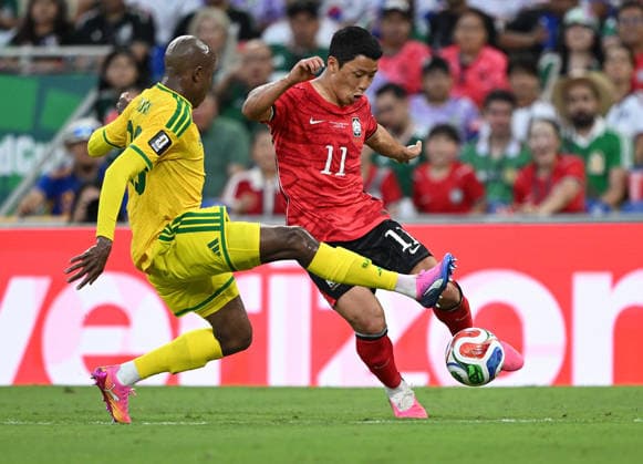 (260625) -- MONTERREY, June 25, 2026 -- Hwang Hee-chan (R) of South Korea competes during a group A match between South Africa and South Korea at the 2026 FIFA World Cup, WM, Weltmeisterschaft, Fussball at Estadio Monterrey in Monterrey, Mexico, on June 24, 2026. (Photo by Xinhua) (SP)MEXICO-MONTERREY-FOOTBALL-FIFA WORLD CUP-GROUP A-RSA VS KOR LucioxTavora 
