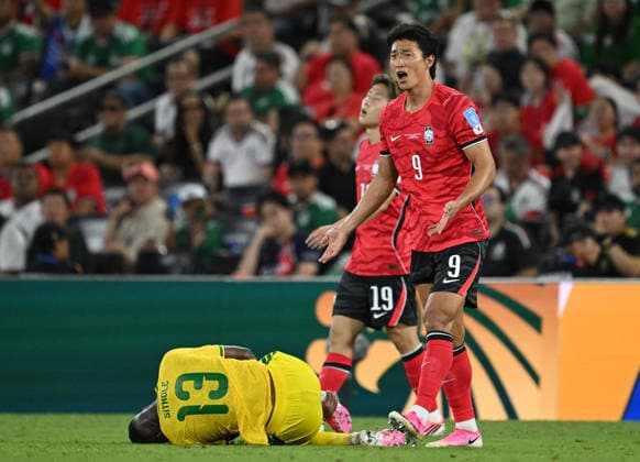 (260625) -- MONTERREY, June 25, 2026 -- Cho Gue-sung (R) of South Korea reacts as Sphephelo Sithole of South Africa lies on the ground sustaining an injury during a group A match between South Africa and South Korea at the 2026 FIFA World Cup, WM, Weltmeisterschaft, Fussball at Estadio Monterrey in Monterrey, Mexico, on June 24, 2026. (Photo by Xinhua) (SP)MEXICO-MONTERREY-FOOTBALL-FIFA WORLD CUP-GROUP A-RSA VS KOR LucioxTavora 