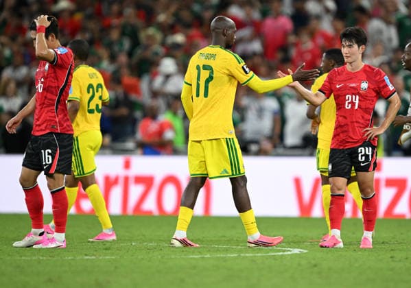 (260625) -- MONTERREY, June 25, 2026 -- Evidence Makgopa (3rd L) of South Africa interacts with Kim Jin-gyu (1st R) of South Korea after a group A match between South Africa and South Korea at the 2026 FIFA World Cup, WM, Weltmeisterschaft, Fussball at Estadio Monterrey in Monterrey, Mexico, on June 24, 2026. (Photo by Xinhua) (SP)MEXICO-MONTERREY-FOOTBALL-FIFA WORLD CUP-GROUP A-RSA VS KOR LucioxTavora 
