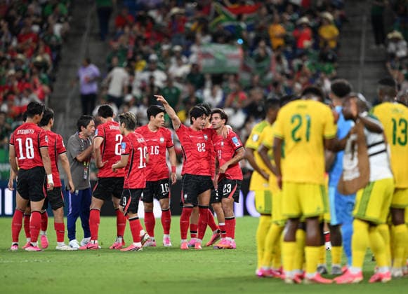 (260625) -- MONTERREY, June 25, 2026 -- Players from both sides discuss tactics at the hydration break during a group A match between South Africa and South Korea at the 2026 FIFA World Cup, WM, Weltmeisterschaft, Fussball at Estadio Monterrey in Monterrey, Mexico, on June 24, 2026. ) (SP)MEXICO-MONTERREY-FOOTBALL-FIFA WORLD CUP-GROUP A-RSA VS KOR WuxWei 