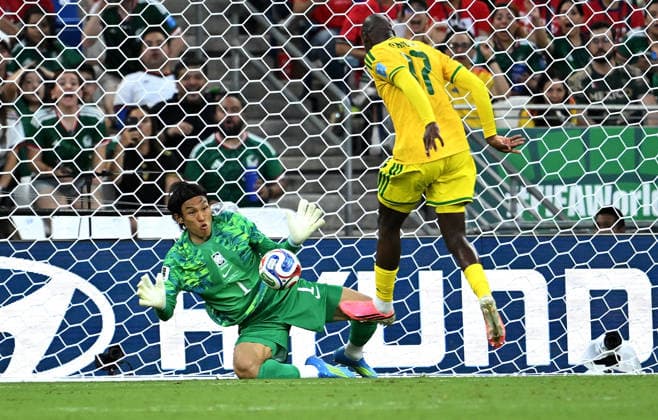 (260625) -- MONTERREY, June 25, 2026 -- Kim Seung-gyu (L), goalkeeper of South Korea, saves the ball during a group A match between South Africa and South Korea at the 2026 FIFA World Cup, WM, Weltmeisterschaft, Fussball at Estadio Monterrey in Monterrey, Mexico, on June 24, 2026. (Photo by Xinhua) (SP)MEXICO-MONTERREY-FOOTBALL-FIFA WORLD CUP-GROUP A-RSA VS KOR LucioxTavora 